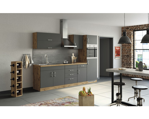 Cuisine lumineuse avec kitchenette, évier, hotte aspirante, table et tabourets de bar