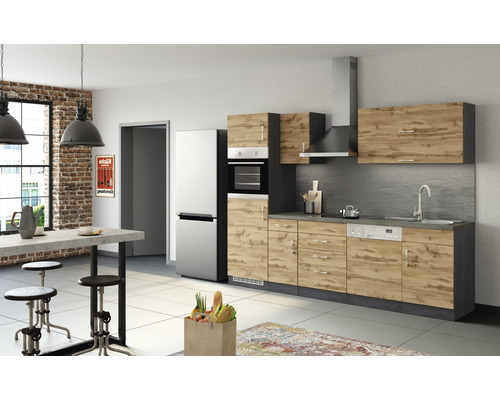 Cuisine moderne avec armoires de cuisine, réfrigérateur-congélateur et table à manger