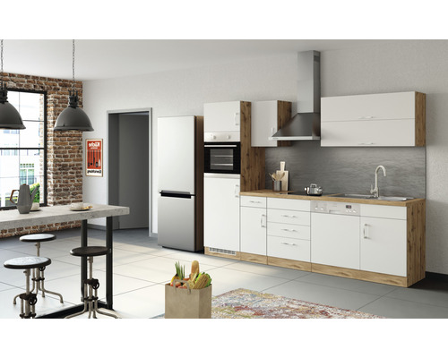 Cuisine claire avec armoires blanches et éléments en bois, comprenant réfrigérateur, four et hotte.