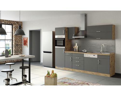 Cuisine claire avec kitchenette, réfrigérateur et table à manger