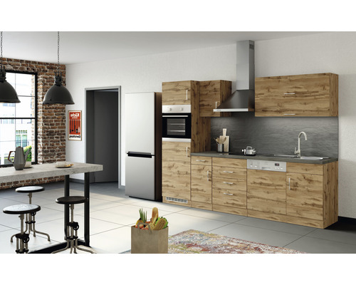 Cuisine moderne avec armoires de cuisine, évier, cuisinière, hotte aspirante, réfrigérateur et table à manger