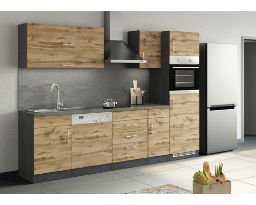 Cuisine complète avec éléments hauts et bas, évier, lave-vaisselle, cuisinière, hotte aspirante et réfrigérateur aspect bois clair.