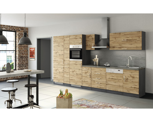 Cuisine intégrée claire avec décor bois, plan de travail, évier et appareils électriques dans un design moderne.