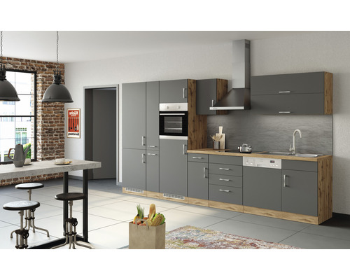 Cuisine moderne avec armoires grises, détails en bois et un îlot de cuisine avec tabourets de bar.