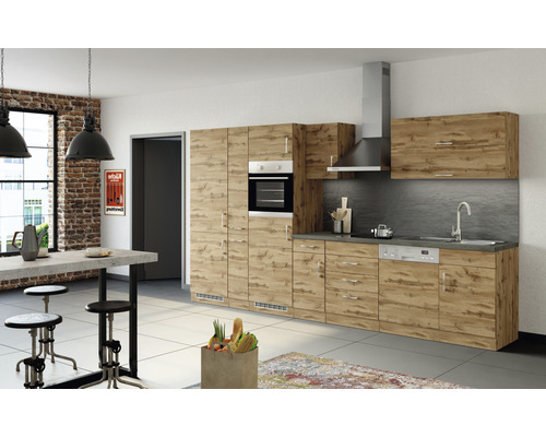 Cuisine moderne avec façades en bois, plan de travail, évier et appareils électroménagers