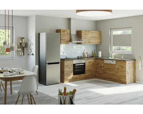 Cuisine lumineuse avec meubles de cuisine imitation bois, réfrigérateur en acier inoxydable et coin repas avec table et chaises.