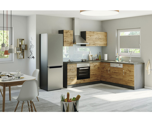 Cuisine claire avec cuisine intégrée, table de cuisine et combiné réfrigérateur-congélateur