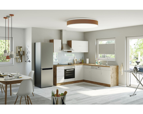 Cuisine claire et spacieuse avec meubles de cuisine, table à manger, chaises et divers ustensiles de cuisine.