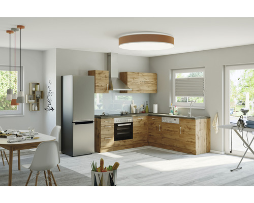 Cuisine lumineuse avec des accents de bois, table de cuisine et combiné réfrigérateur-congélateur