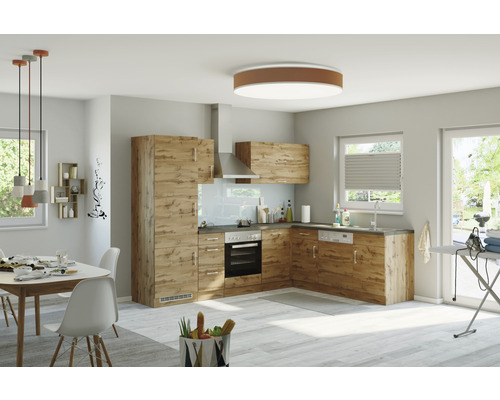 Cuisine claire de style campagnard avec façades en bois, table à manger et éclairage