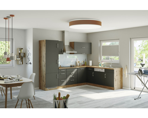 Helle Küche mit Esstisch, grauen Küchenschränken und Holzelementen