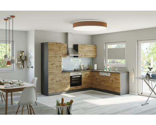 Cuisine moderne avec kitchenette aspect bois, table à manger et éclairage