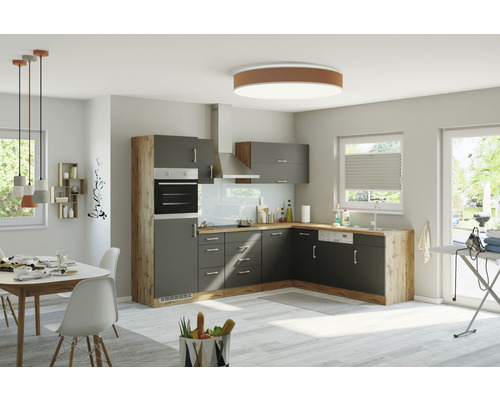 Cuisine lumineuse avec coin repas, armoires grises et éléments en bois.