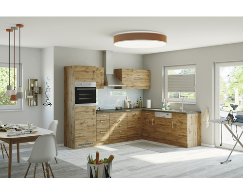 Cuisine claire avec façades en bois, table à manger et étendoir à linge