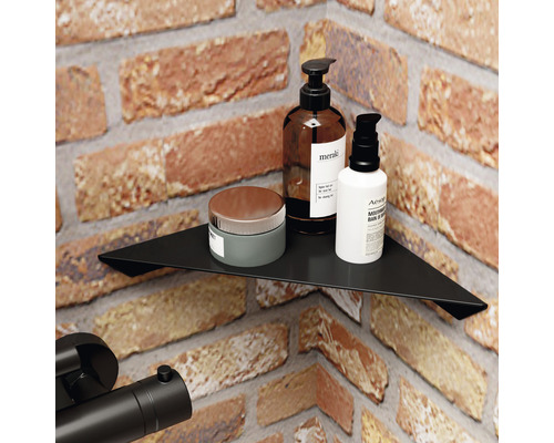 Étagère d''angle avec produits de soins sur un mur de briques