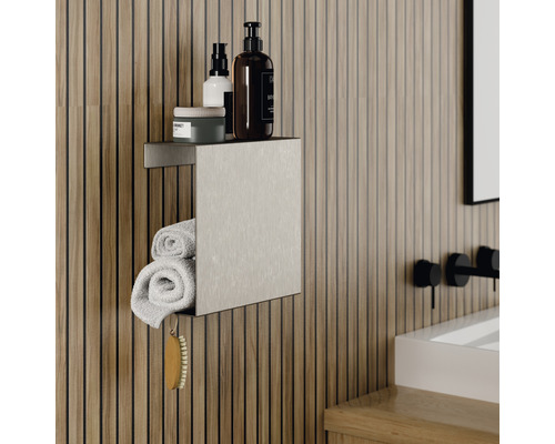 Badezimmer mit Handtuchhalter, Handtüchern und Pflegeprodukten