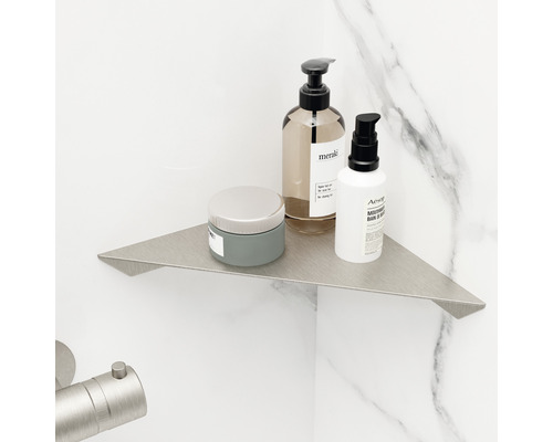 Étagère d''angle métallique dans une salle de bains avec des produits de soins