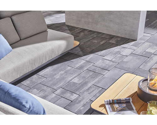 Terrasse mit Steinpflaster, Sofas und Tisch