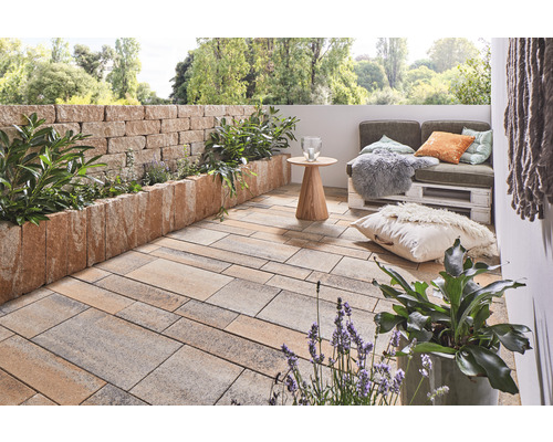 Terrasse avec pavés, mur et sièges