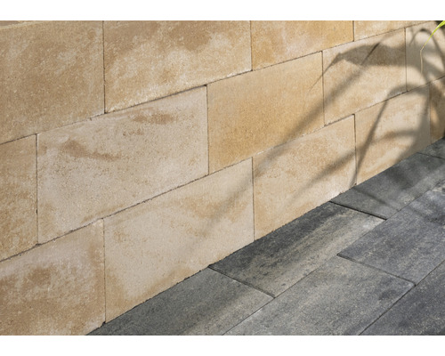 Mur en parpaings et sol en pavés