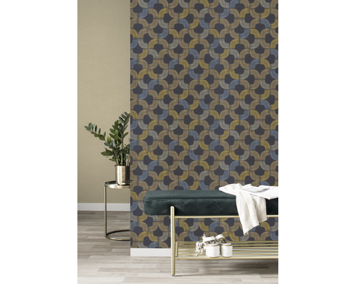 Eingangsbereich mit gemusterter Tapete, Sitzbank und Zimmerpflanze