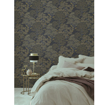 Schlafzimmer mit dekorativer Waldtapete, Nachttisch und Bett