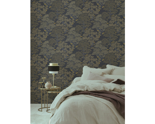 Schlafzimmer mit dekorativer Waldtapete, Nachttisch und Bett