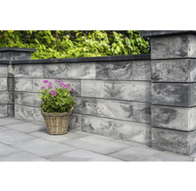 Muret de jardin en blocs de béton avec panier à plantes