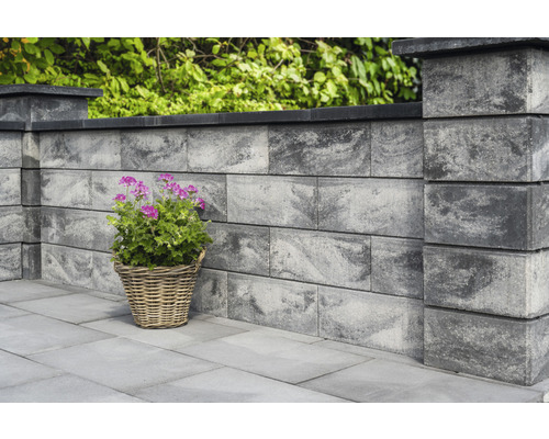 Mur de jardin en pierres de béton avec panier à plantes
