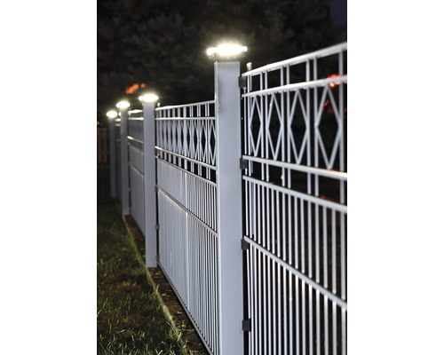 Metallzaun mit integrierter Beleuchtung für den Garten