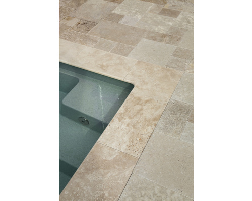 Vue détaillée d''une piscine avec des carreaux en travertin