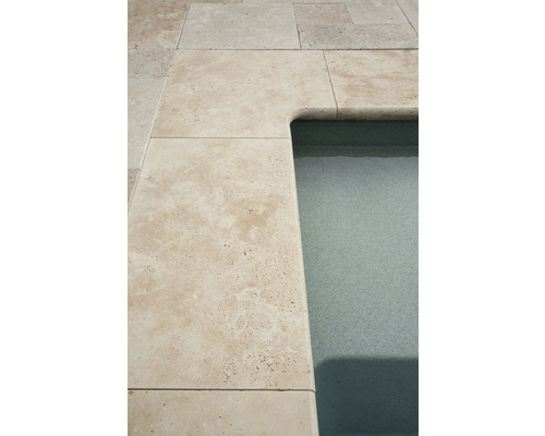 Bordure de piscine en travertin avec bassin