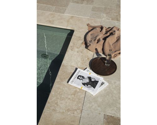 Scène avec bord de piscine, dalles de sol, couverture, magazines, boisson et plateau