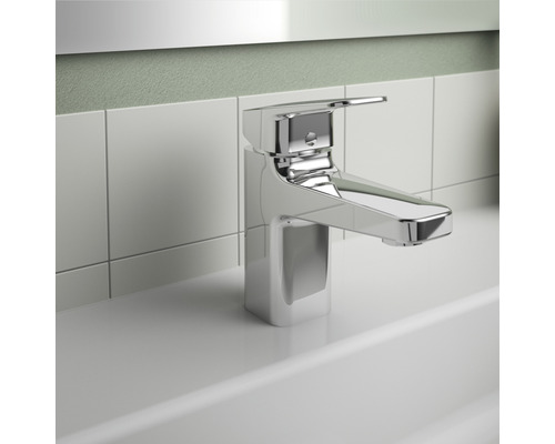 Robinet de lavabo en métal dans la salle de bain