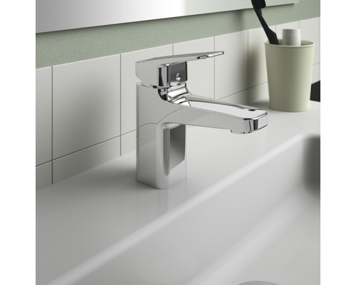 Robinet de lavabo brillant sur un lavabo dans une salle de bain.