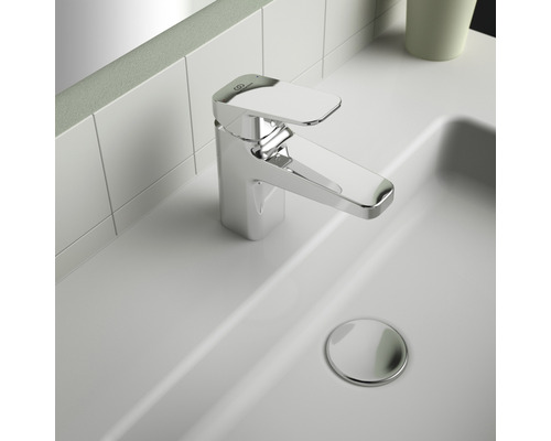 Robinet de lavabo en métal dans salle de bain