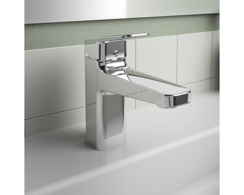 Glänzender Waschtischmischer aus Metall im Badezimmer