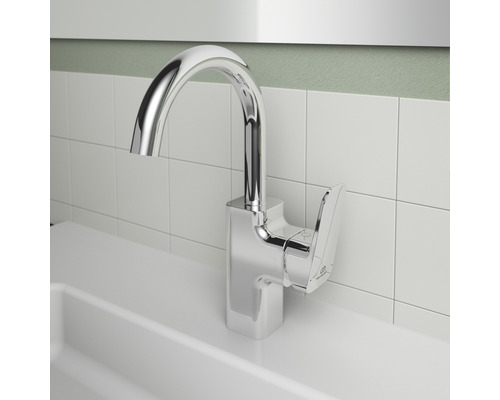 Mitigeur de lavabo chromé devant un carrelage mural blanc