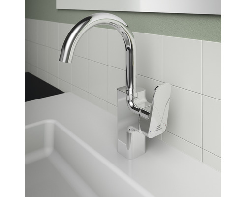 Robinet de lavabo en métal dans une salle de bains