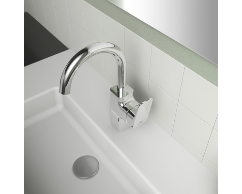 Robinet de lavabo en métal sur un lavabo