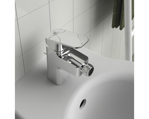 Bidetarmatur aus Metall im Badezimmer