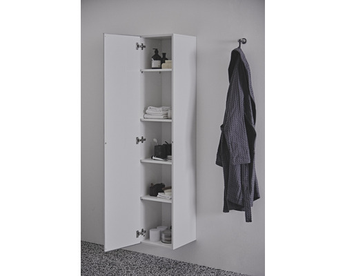 Badezimmer mit offenem, weißen Hängeschrank und Bademantel an der Wand