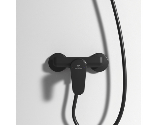 Schwarze Duscharmatur zur Wandmontage