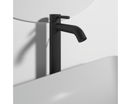 Mitigeur de lavabo noir sur un lavabo