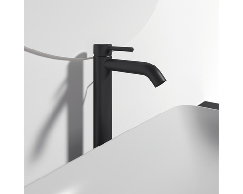 Mitigeur de lavabo noir sur un lavabo