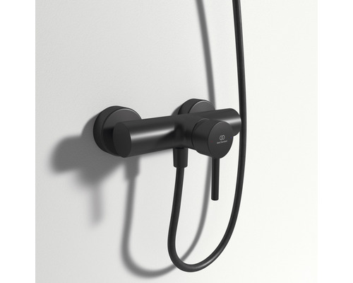 Schwarze Duscharmatur mit Brauseschlauch an der Wand montiert