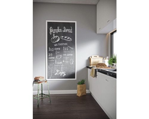 Présentation décorative de la cuisine avec tableau noir, ustensiles de cuisine et plancher en bois