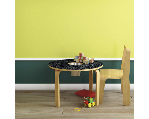 Ensemble de sièges pour enfants avec table, chaise et jouets dans une chambre d''enfant