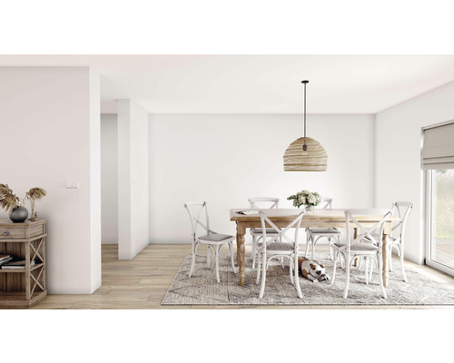 Salle à manger avec table en bois, chaises, tapis et suspension