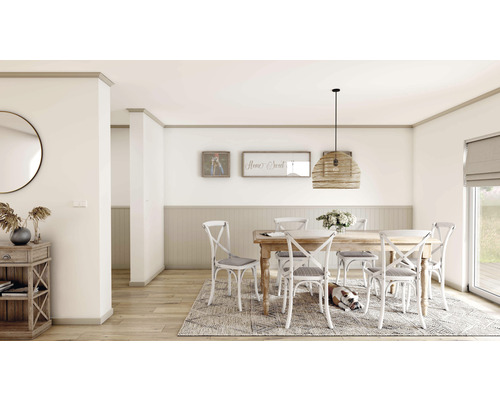 Salle à manger lumineuse avec table en bois, chaises et éclairage décoratif